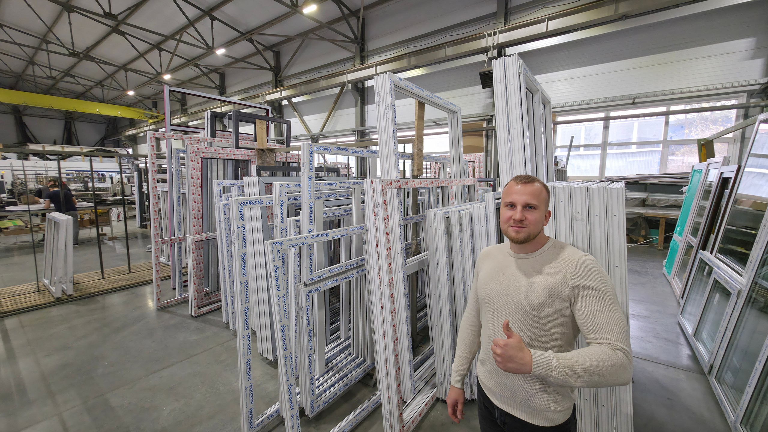 Менеджер 7 Эверест на производстве