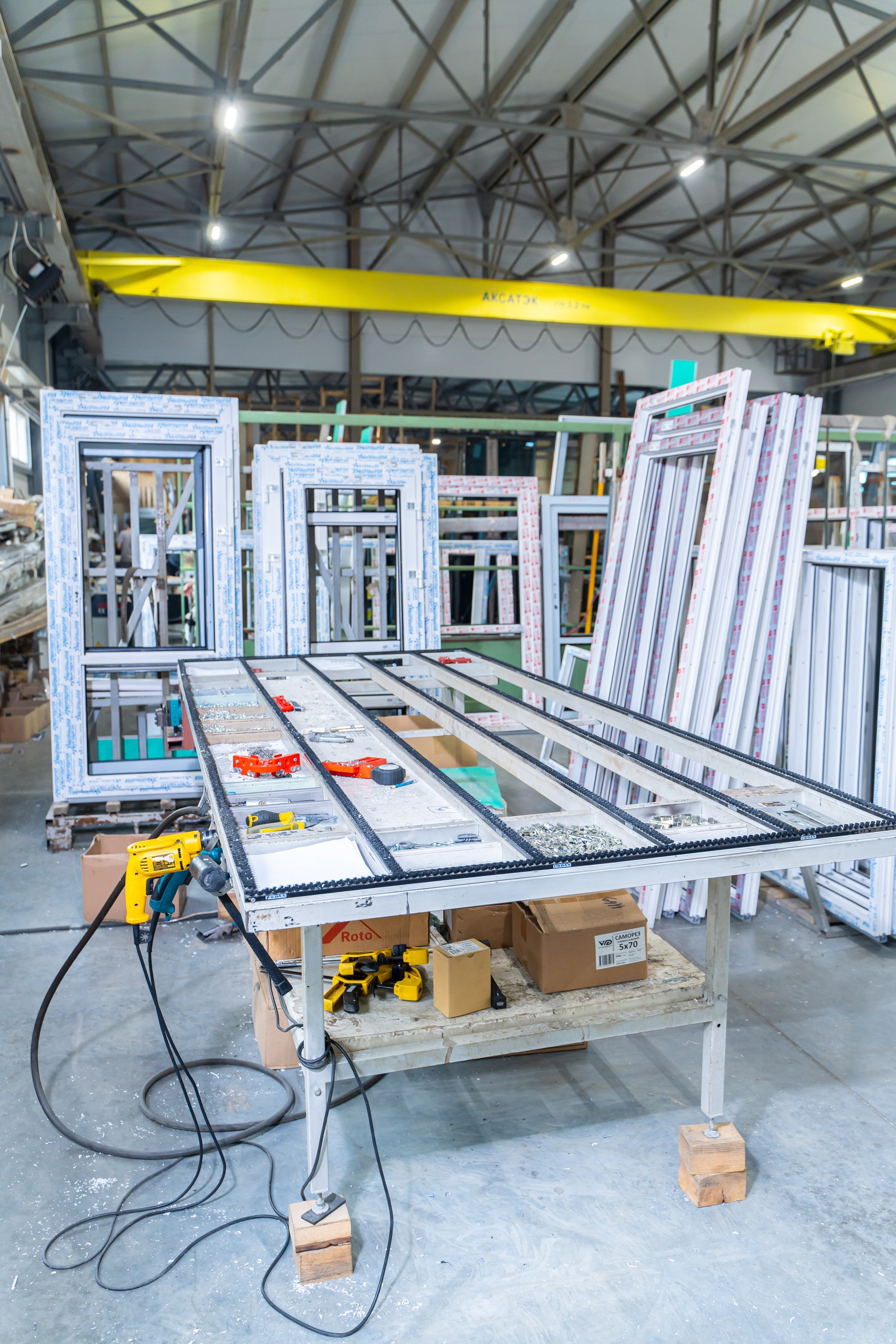 Сборка оконных конструкций на производстве